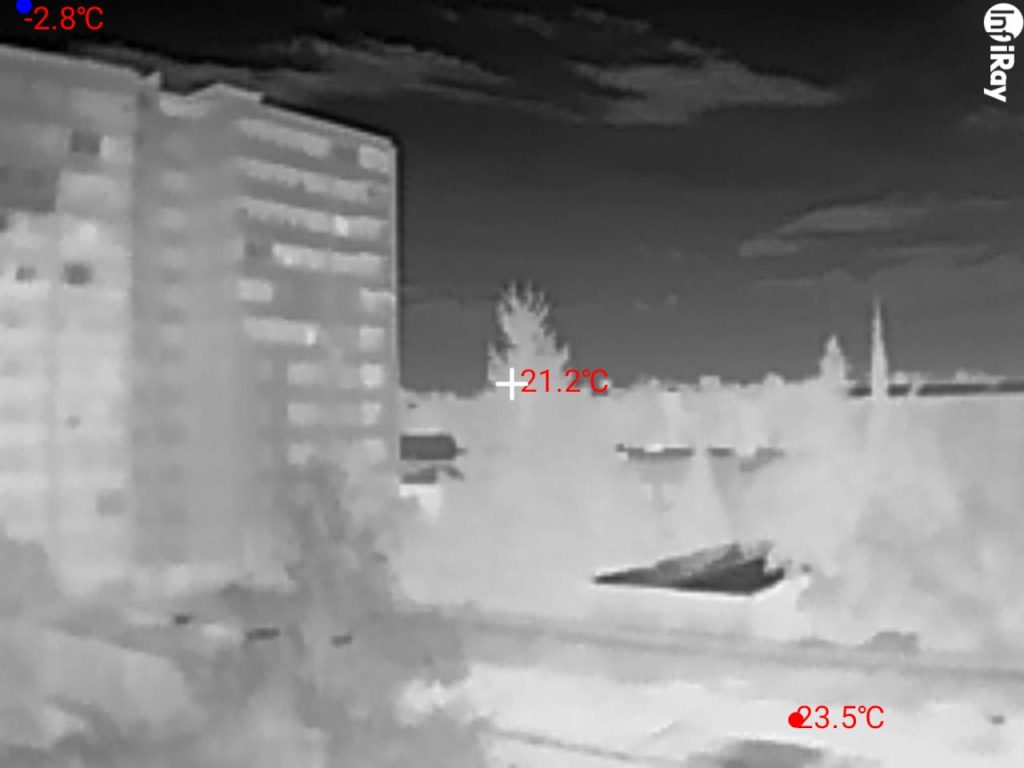 Thermal image of buildings and outdoor surroundings captured with the InfiRay P2 Pro.