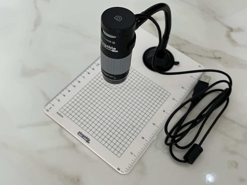 Plugable USB digital microscope assembled on its flexible observation stand and measurement plate.