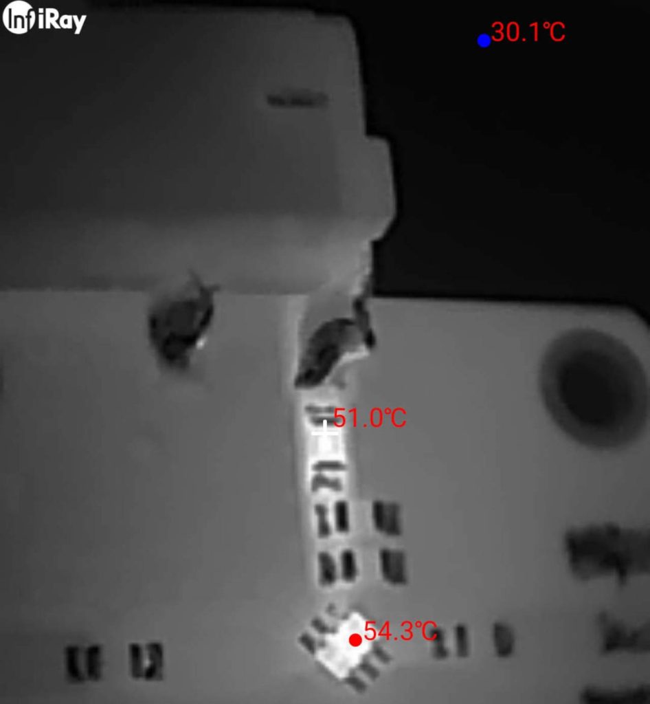 Thermal close-up of XR-601 amplifier showing 51.0°C near the power resistor and 54.3°C near the amplifier chip.